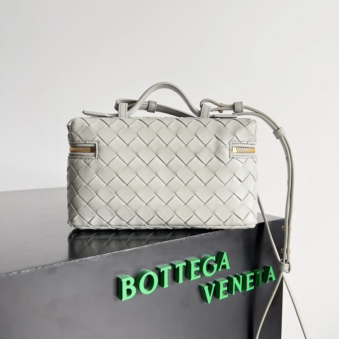 Batch 1360 Bottega Veneta 24 spring and summer woven zipper crossbody bag. A crossbody bag that can be used as a cosmetic bag. The exquisite weaving and compact body are an indispensable accessory for the upcoming summer. The double zipper also better protects the bag. It has a large capacity. If you like it, don’t miss it. Style number: 789109 Size: 22*12.5*5cm